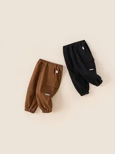 Kinder-Cargohose mit elastischem Bund und Bündchen in Braun und Schwarz