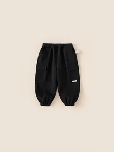Klassische schwarze Cargohose für Kinder mit Seitentaschen und elastischen Bündchen für den Winter