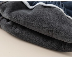 Gros plan d'un jean pour filles avec doublure en polaire grise chaude et coutures épaisses
