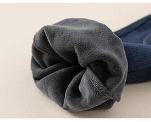 Vue macro de la doublure polaire chaude et des coutures sur un jean d'hiver pour filles