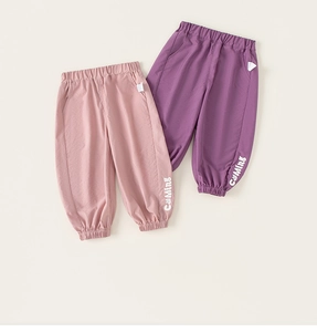 Détail de joggings décontractés pour enfants rose et violet avec chevilles élastiquées et motif