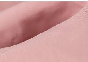 Vue macro détaillée du tissu en maille de coton rose doux avec une texture fine et lisse