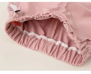 Gros plan détaillé de la texture rose et des coutures précises sur la taille élastique