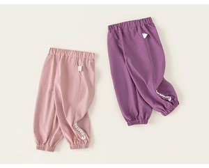 Détails des joggings roses et violets pour enfants avec broderie et chevilles élastiques