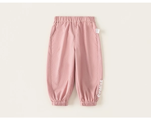 Détail du pantalon rose pour fille avec taille élastique et texte vertical Coming