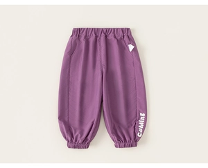 Détail du pantalon de jogging violet pour fille avec ourlet élastique et broderie de lettres