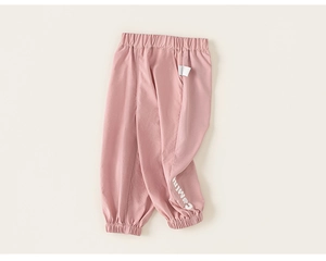 Détail d'un pantalon de jogging rose pour filles avec broderie et taille élastique