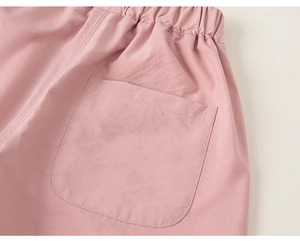 Vue détaillée du pantalon rose pour fille montrant la taille élastique et les coutures