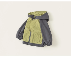 Detail der Color-Block Kapuzenjacke mit verdecktem Reißverschluss und Druckknöpfen
