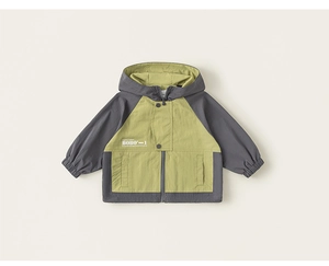Detail der Kapuzen-Windjacke mit grau-grünem Blockdesign und Reißverschluss-Verschluss