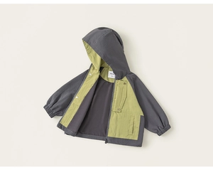 Detailansicht der Kinder-Windjacke mit Kontrastfarben, Kapuze und Cargotaschen-Design