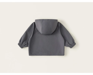 Rückansicht einer grauen Kapuzenjacke für Jungen mit winddichtem Stoff und elastischen Bündchen