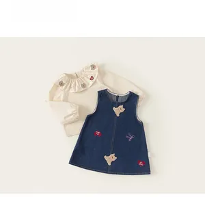 Détails de la robe chasuble pour filles avec broderie ours et appliqués de cœurs