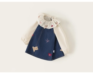 Détails de broderie d'ours et motifs de cœur sur l'ensemble robe en jean fille