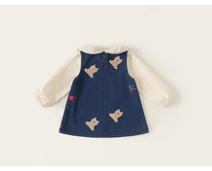 Détail de la robe en jean brodée ours avec chemise à col volanté pour fille