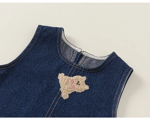 Détail de la veste en jean pour fille avec broderie ours en peluche et nœud rose
