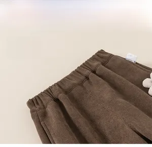 Détail du pantalon en velours côtelé marron avec taille élastique et texture côtelée