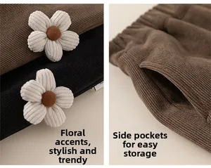 Détail du pantalon en velours pour fille avec fleur en 3D et poches latérales pratiques