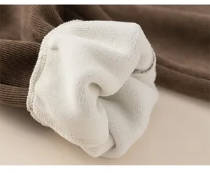 Détail du velours côtelé marron foncé avec doublure en polaire blanche épaisse et chaude