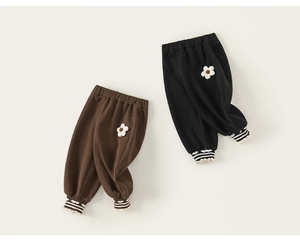 Détails du pantalon en polaire pour fille avec écussons fleurs et chevilles côtelées