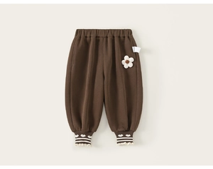Détail du pantalon polaire fille avec broderie fleurie 3D et revers à volants