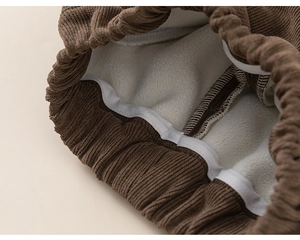 Vue détaillée du pantalon en velours côtelé marron avec doublure polaire et ourlet élastique