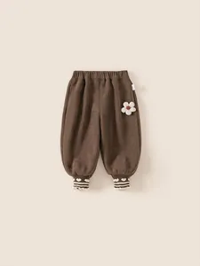 Pantalon fille marron doublé polaire avec poignets élastiques et fleur blanche 3D