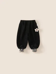 Pantalon de jogging fille en velours noir avec fleur 3D et bas de jambe à cœurs