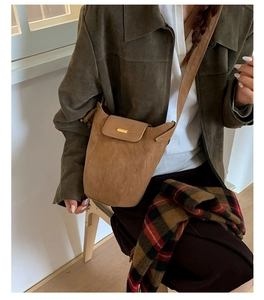 Vue détaillée du sac à bandoulière en cuir dépoli marron avec fermoir doré vintage
