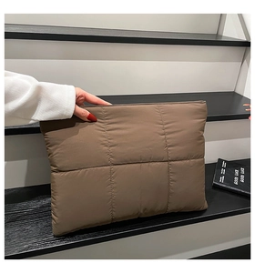 Detail der großen dunkelbraunen Stepptasche mit Daunenjacken-Textur und Puffer-Effekt