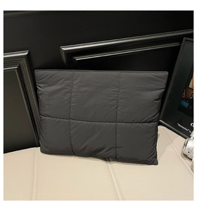 Nahaufnahme der schwarzen gesteppten Laptophülle aus hochwertigem Nylon mit Textur