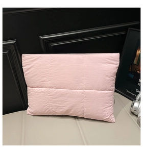Detailaufnahme einer hellrosa gesteppten Tragetasche mit hochwertigem Stoff und Textur