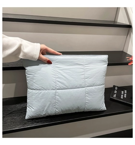 Nahaufnahme der hellblauen gesteppten Laptophülle aus Nylon mit eleganten großen Quadraten