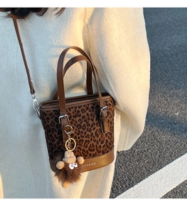 Detalle del bolso de hombro con estampado de leopardo y ribete de cuero marrón