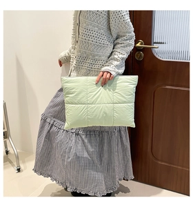 Detailansicht der hellgrünen gesteppten Clutch-Tasche für Damen im Alltag