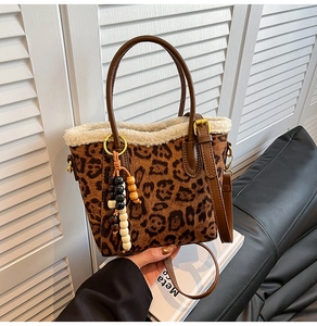 Détail du sac cabas léopard avec bordure en fausse fourrure et breloque en perles