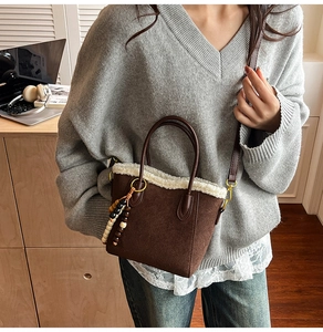 Sac seau en cuir givré marron avec bordure en fausse fourrure blanche et pendentif perles