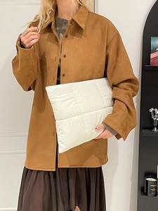 Modische braune Wildlederjacke kombiniert mit einer weißen gesteppten Shopper-Tasche im Trend