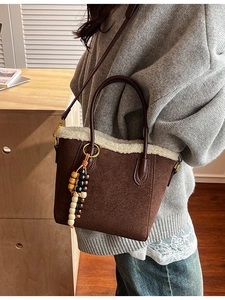 Sac seau en daim marron avec bordure en peluche blanche et perles colorées
