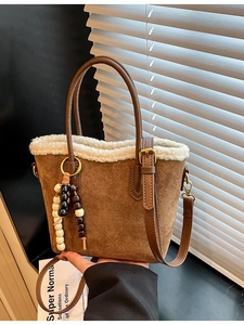 Sac cabas en daim marron avec bordure en fausse fourrure blanche et charm à perles bohème