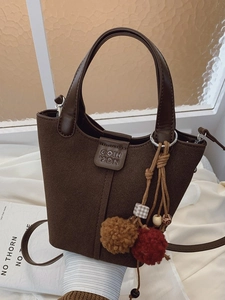 Borsa a Secchiello da Donna in Pelle PU Smerigliata Vintage Borsa a Tracolla Minimalista Con Ciondolo a Palla di Peluche