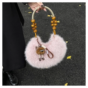 Bolso de peluche rosa con elegante asa de cuentas y colgante lindo en estilo callejero otoñal