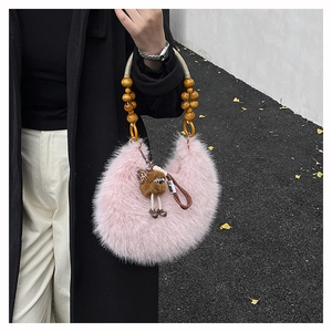 Bolso medialuna de felpa rosa con asa de cuentas de madera y detalle de osito marrón