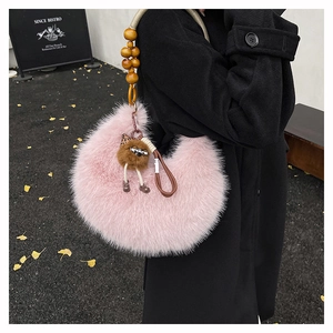 Bolso de hombro de pelo sintético rosa con correa de cuentas de madera y peluche