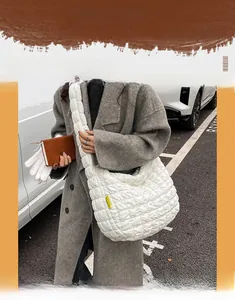 Vue détaillée du grand sac fourre-tout matelassé blanc avec large bandoulière et texture en nylon