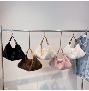 Détails des sacs cabas en peluche en noir, café, abricot, rose et blanc avec anses