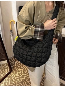 Grand sac à bandoulière matelassé noir avec étiquette mode et tissu en nylon doux