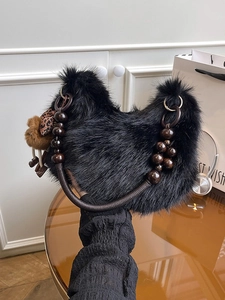 Bolso Hobo de Peluche de Piel Sintética para Mujer Bolso de Axila Suave Con Correa de Cuentas de Madera y Colgante de Monstruo