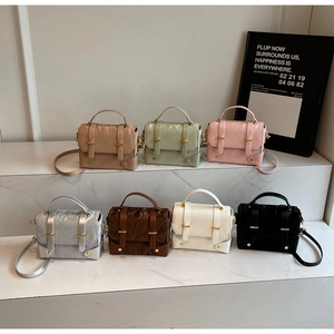 Detailweergave van vintage crossbodytassen met textuur in zeven diverse modieuze kleuren