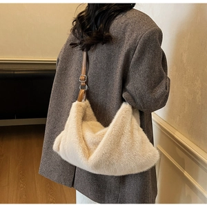 Détail du sac hobo en fausse fourrure beige avec bandoulière en cuir brun et boucle